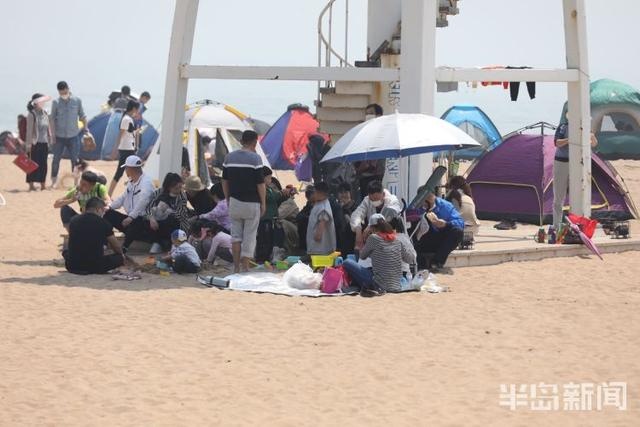 五一假期首日 青岛石老人浴场成帐篷的“海洋”