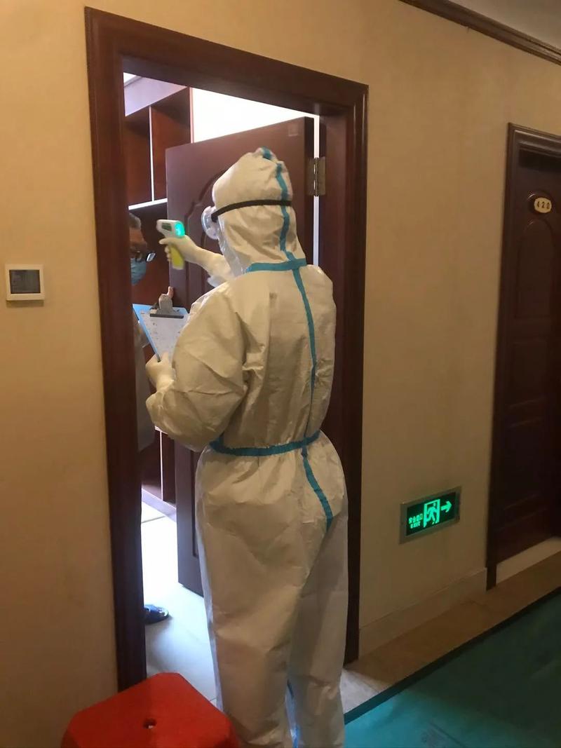 刘娟上门为隔离人员测量体温.