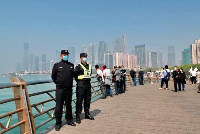 防拥堵、防聚集、防踩踏 青岛公安启动“加强版”警务护航五一