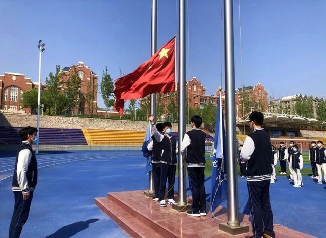 迎五一 青岛九中举行主题升旗仪式致敬劳动者