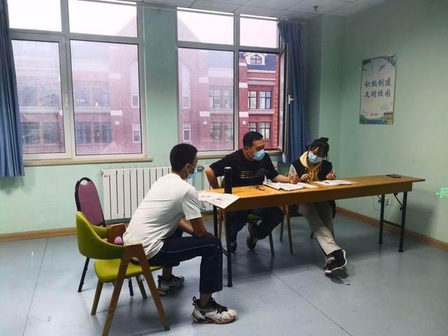 青岛高三师生同心协力 在校共度五一假期