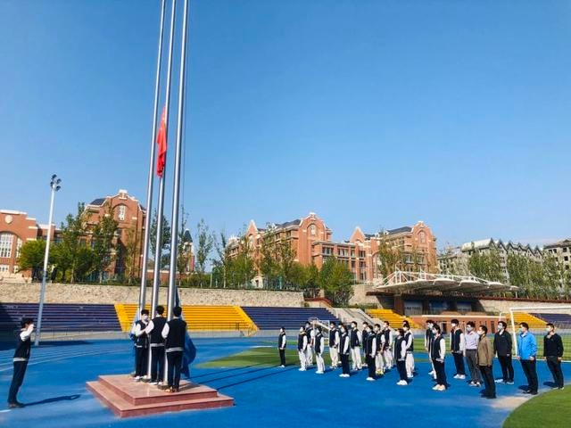 迎五一 青岛九中举行主题升旗仪式致敬劳动者