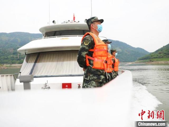武警重庆市总队船艇支队"五一"劈波斩浪护航黄金水道