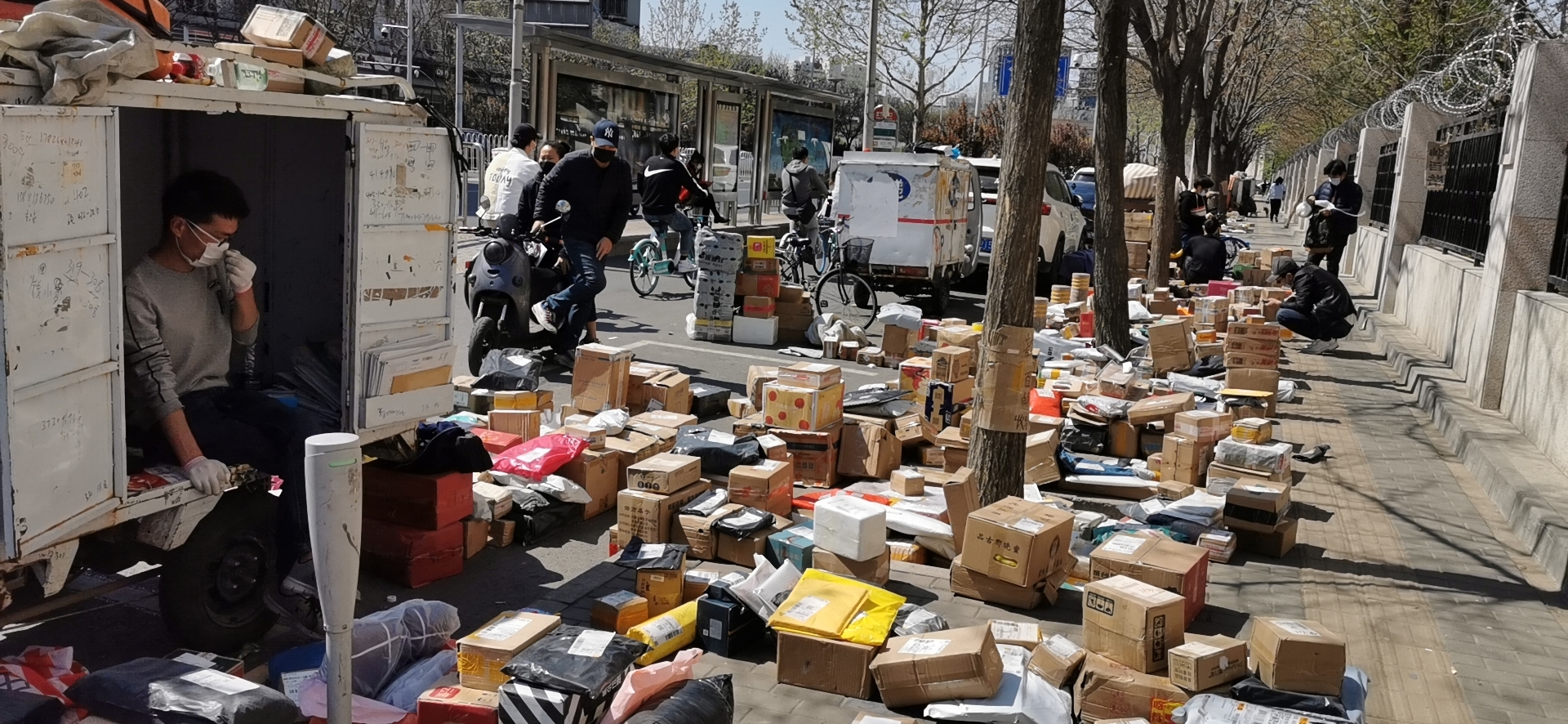  望京西园三区门外，大部分快递员还是以摆摊的形式送件。摄影/新京报记者 陈琳