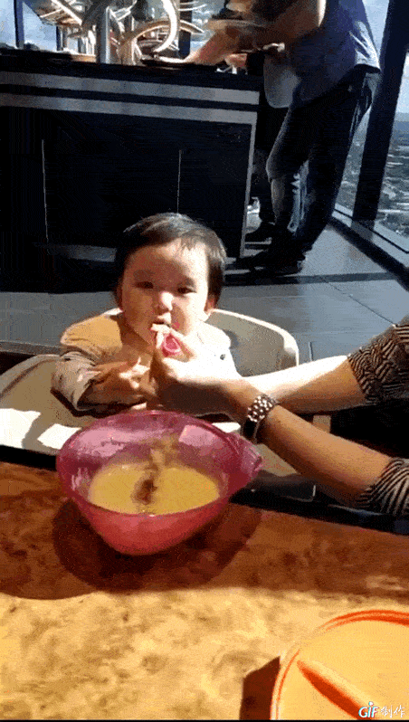 公园,草地,我就会把她放在地下释放天性;随处走走停停,困了就在婴儿车