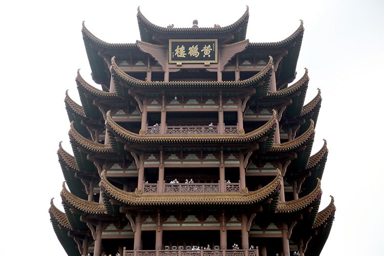 游客登黄鹤楼远眺.