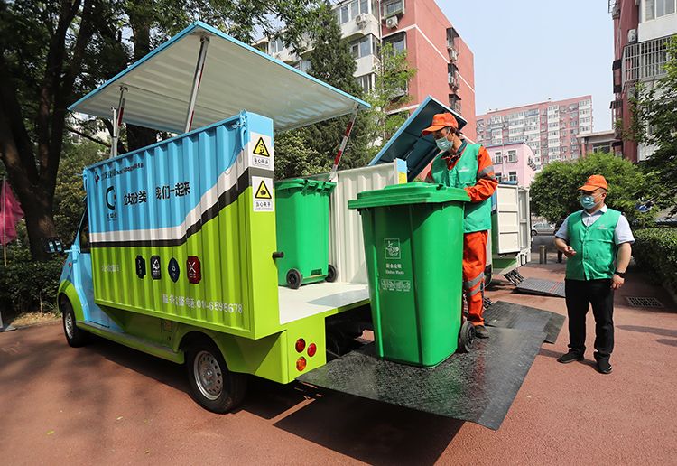 东直门街道清水苑社区,全封闭垃圾收集车现场展示收运流程.