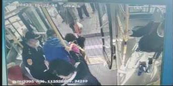 青岛一老人乘车突然晕倒 378路公交驾驶员与乘客暖心守护