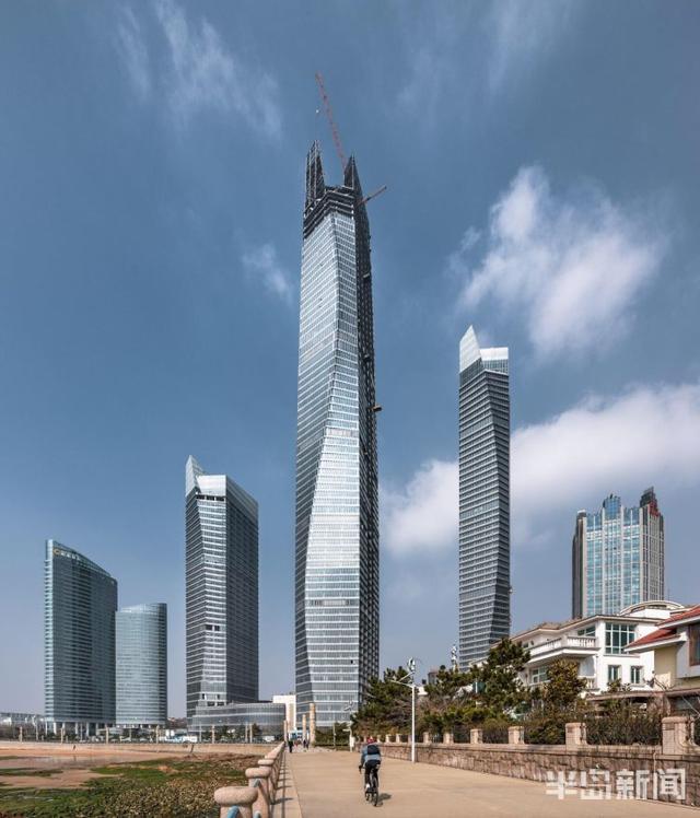 青岛“第一高”来了 369米海天中心主塔楼塔冠钢结构封顶