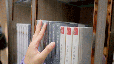 一本书,一杯咖啡这个五一假期在钟书阁享受悠闲的时光~to_逛街逛累了