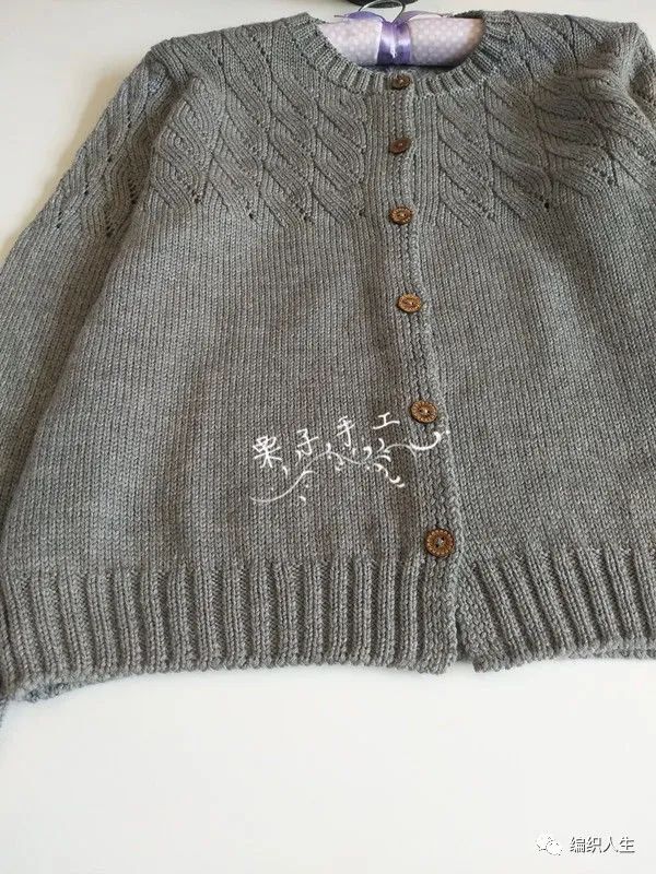 肩宽38cm密度:10cm2=24针*30行用针:9号(正身),11号(底边,袖口,领口)