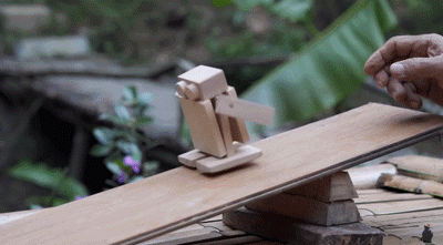 “阿木爷爷”做的小玩具。受访者供图