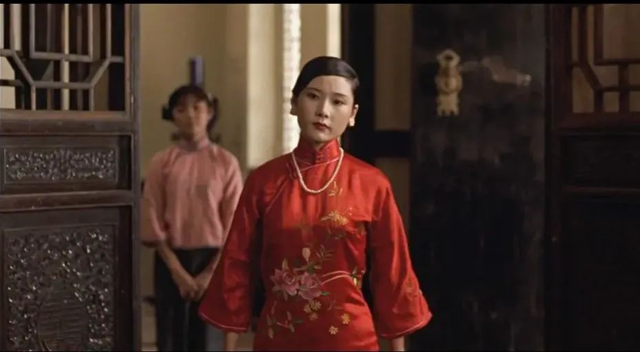 大红灯笼高高挂独立的女人是婚姻里最美的风景