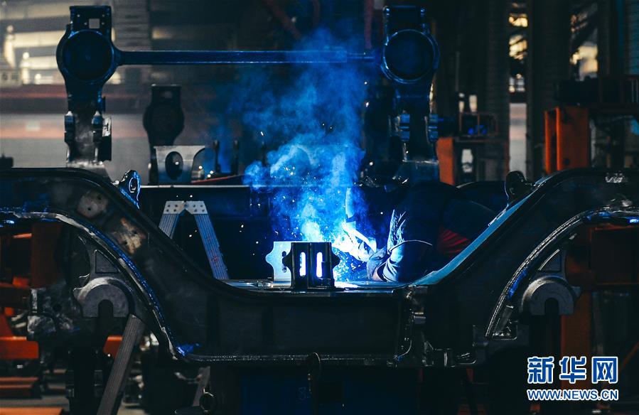 在中车长春轨道客车股份有限公司焊接车间内，职工进行焊接作业（4月26日摄）。新华社记者许畅&nbsp;摄