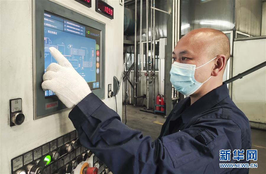 吉林省通用机械（集团）有限责任公司铝锻造分公司一工段工段长王明在车间内操作生产设备（4月30日摄）。新华社记者许畅 摄