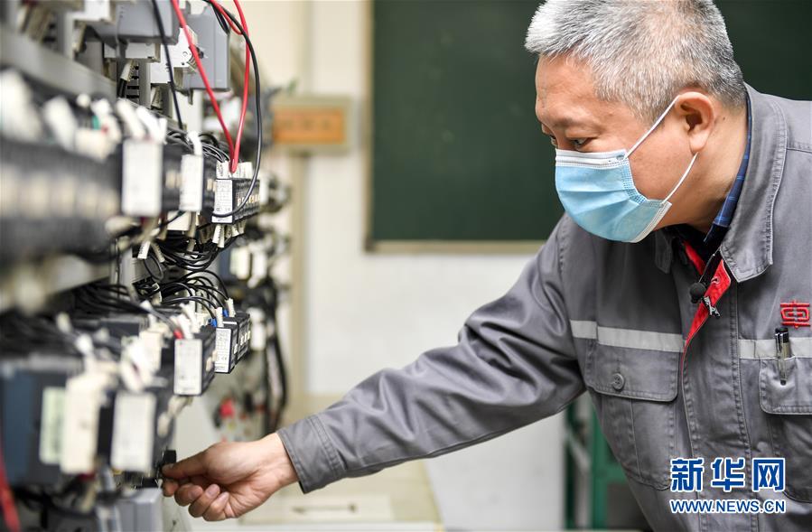 中车长春轨道客车股份有限公司首席操作师罗昭强操作高速车辆调试实训系统（4月26日摄）。新华社记者许畅&nbsp;摄