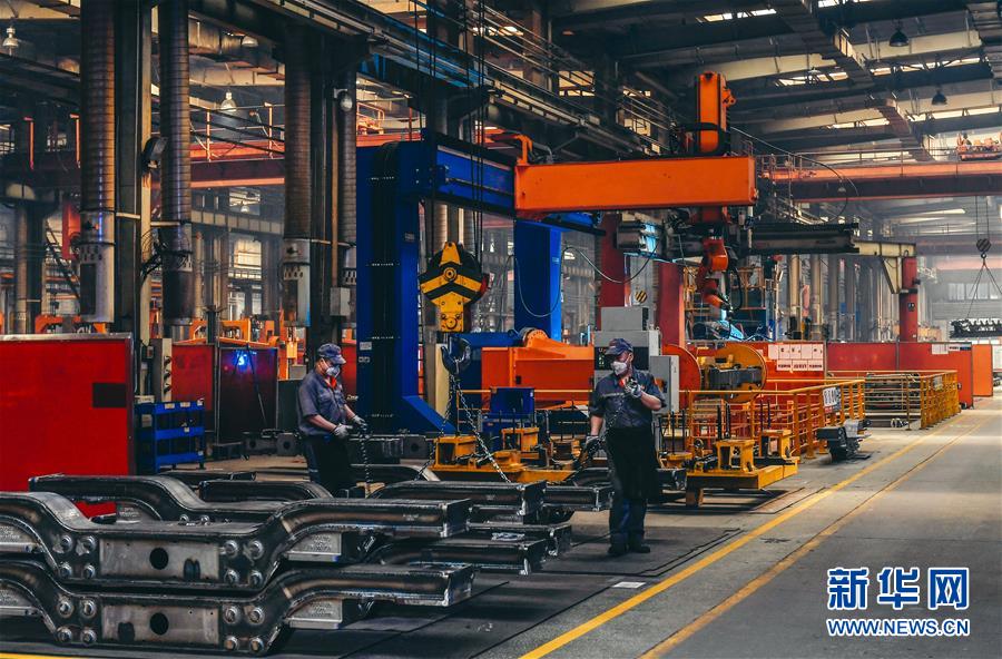 职工在中车长春轨道客车股份有限公司焊接车间内进行生产作业（4月26日摄）。新华社记者许畅&nbsp;摄