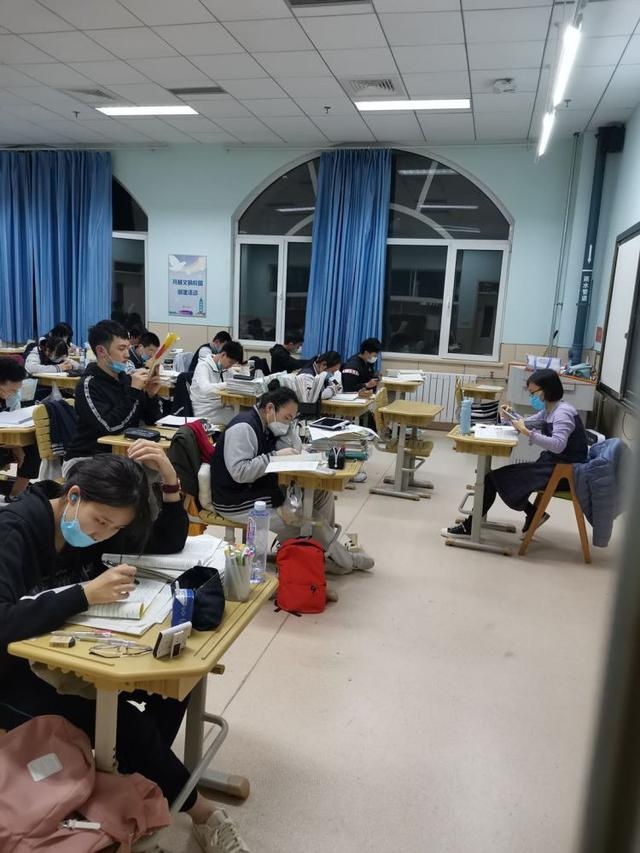青岛高三师生同心协力 在校共度五一假期