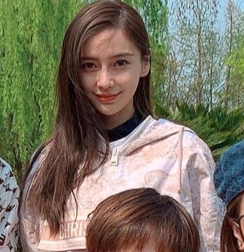 angelababy与朋友户外野餐 长发披肩温柔甜美