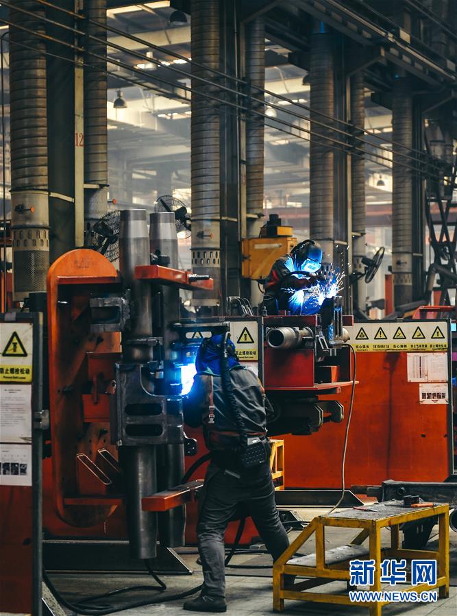 在中车长春轨道客车股份有限公司焊接车间内，职工进行焊接作业（4月26日摄）。新华社记者许畅&nbsp;摄
