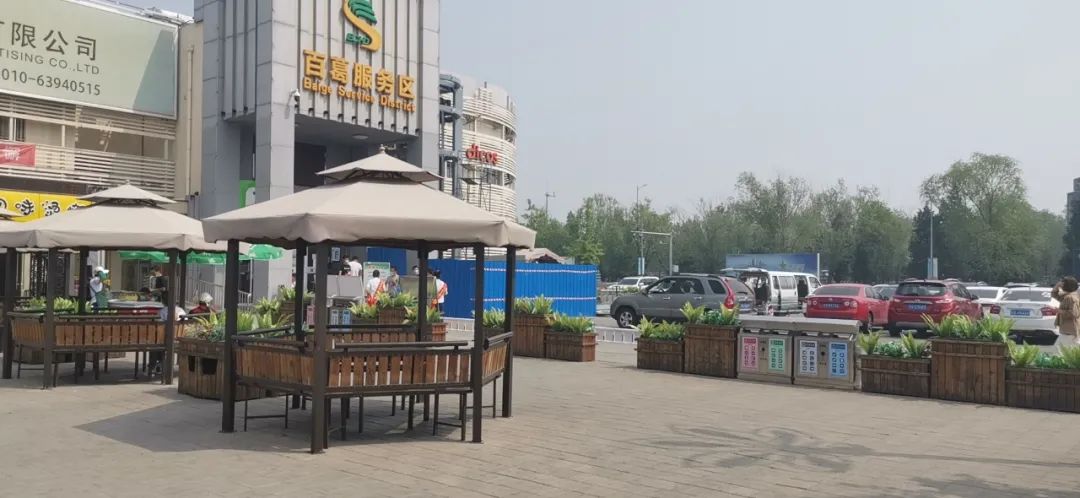 上午10:30左右,记者在京藏高速百葛服务区看到,目前停放车辆不多,服务