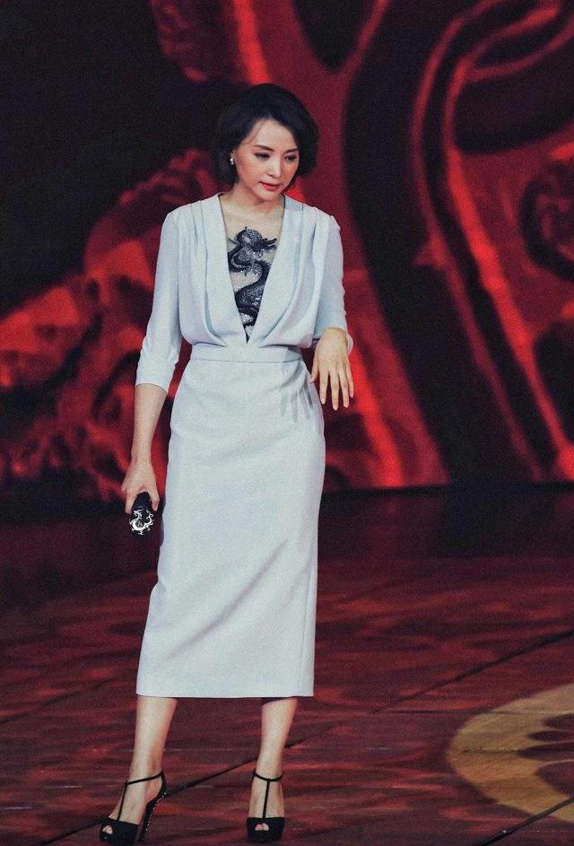 董卿不愧是著名主持人,身穿印花西服现身,高级又减龄