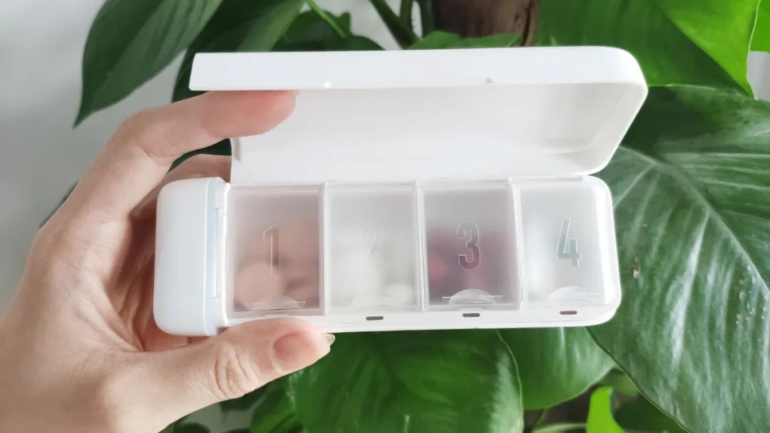 小米众筹了一款智能药盒到时自动提醒再也不忘吃药