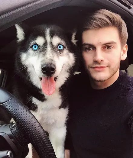 小哥晒出与狗子的合照,结果却引起了网友的围观,画面太美了!