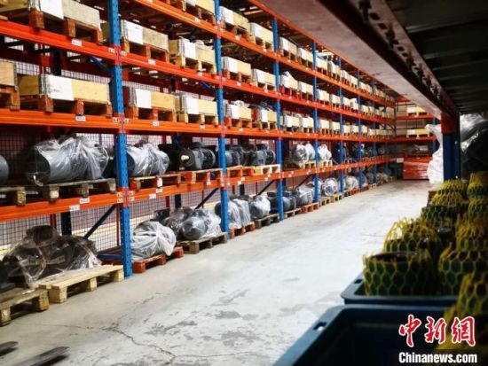 图为耐驰(兰州)泵业有限公司库存的原材料. 刘薛梅 摄