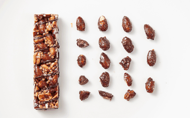 ▲一根含11颗完整坚果的广告太谦虚了，这里拆出了18颗完整坚果！