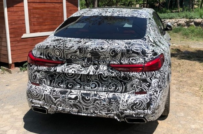 宝马4门轿跑国内实拍，大尺寸双肾格栅、溜背设计，配备2.0T动力