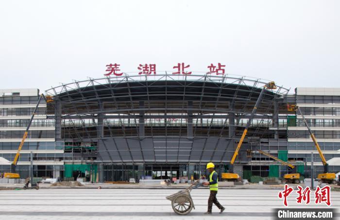 商合杭铁路站房五标芜湖北站施工现场一片繁忙景象.
