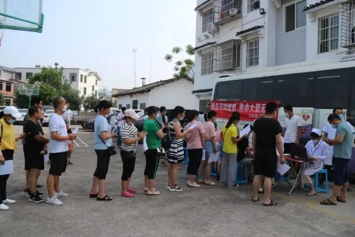 5月19日，当地市民为小雷集中献血8万多毫升 图据桂林生活网