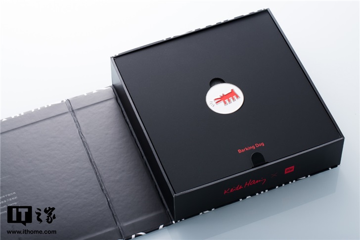 此次小米手表color keith haring联名款采用收藏级精美礼盒包装,内置