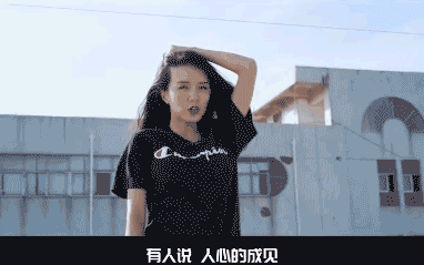 抖音@小小莎老师(xiaosha666)海鲜女孩张可爱,始终穿着一件红色碎花袄