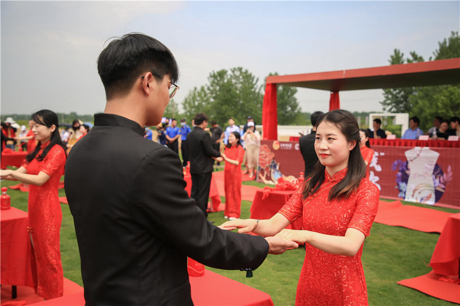 合肥为52对战"疫"一线情侣们举办集体婚礼|集体婚礼|新冠肺炎_新浪