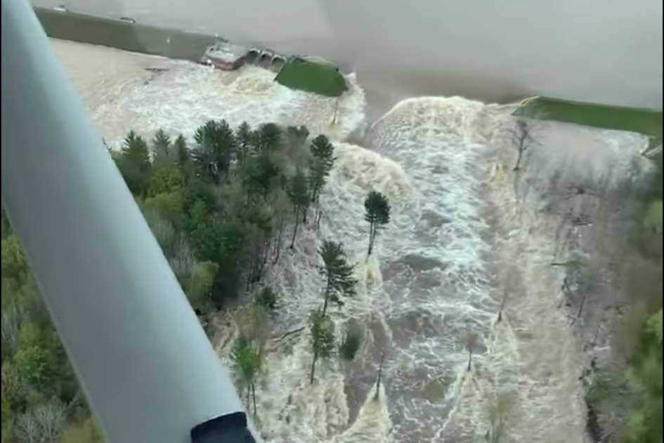 伊登维尔大坝决堤 视频截图
