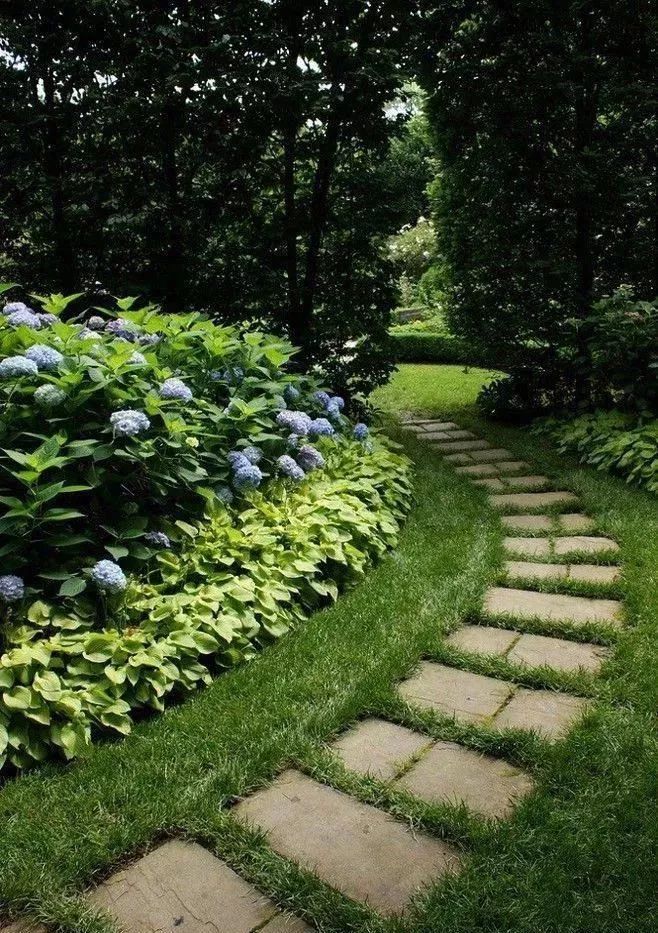 常见在花园内能够让行人更好地享受步道两旁的绿植和景色