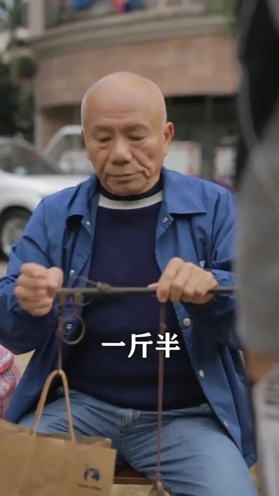 千万别小瞧穿着人字拖提着蛇皮袋的广东大爷看完反正我是哭了