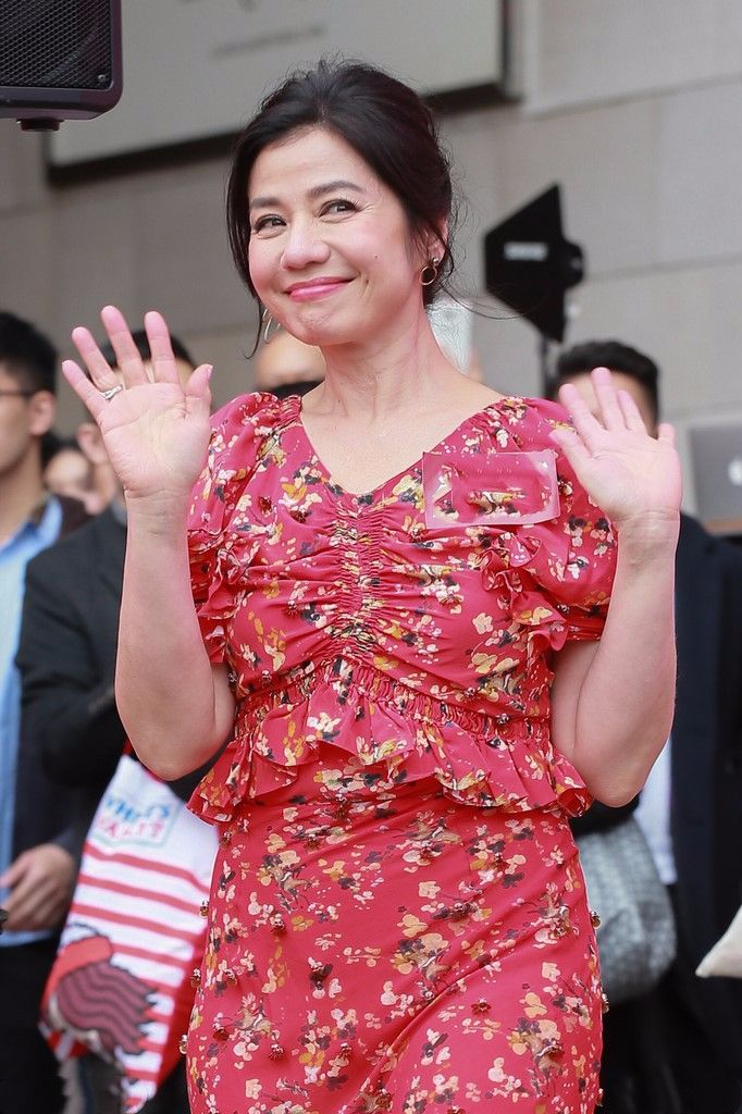 钟楚红穿红裙捞金,皱纹很明显,但真实的衰老比整的年轻要漂亮!