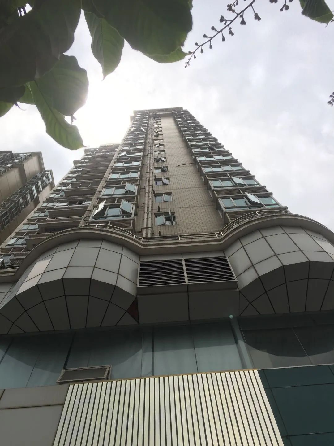 深圳的林女士抱着6个月大的女儿蒙蒙(化名)散步,途经望海汇景苑小区时