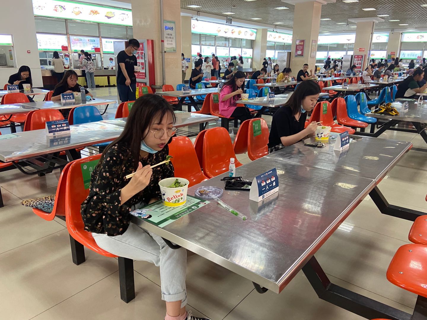 天津师范大学的学生在食堂间隔就餐.新华社记者 张宇琪 摄