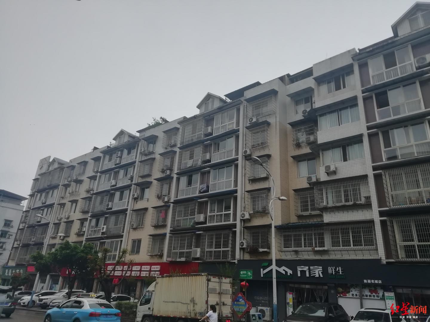 红星新闻救下悬空6楼女童的小伙找到了！驾车路过见义勇为，女孩母亲连声道谢