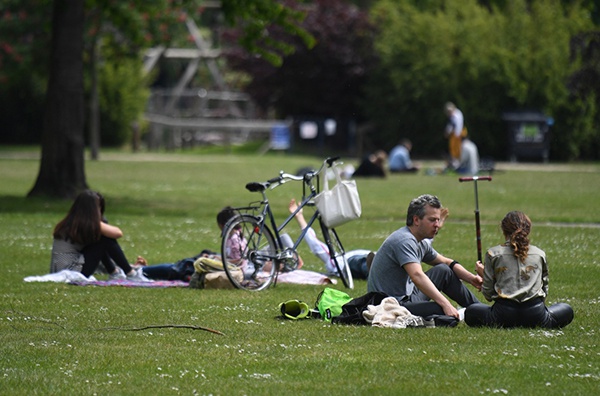 人们在英国伦敦的维多利亚公园游玩.
