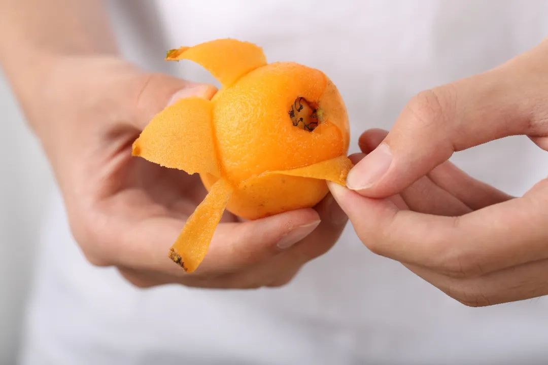 个儿比鸡蛋大的枇杷剥皮如撕纸亲测肉厚汁甜生津开胃