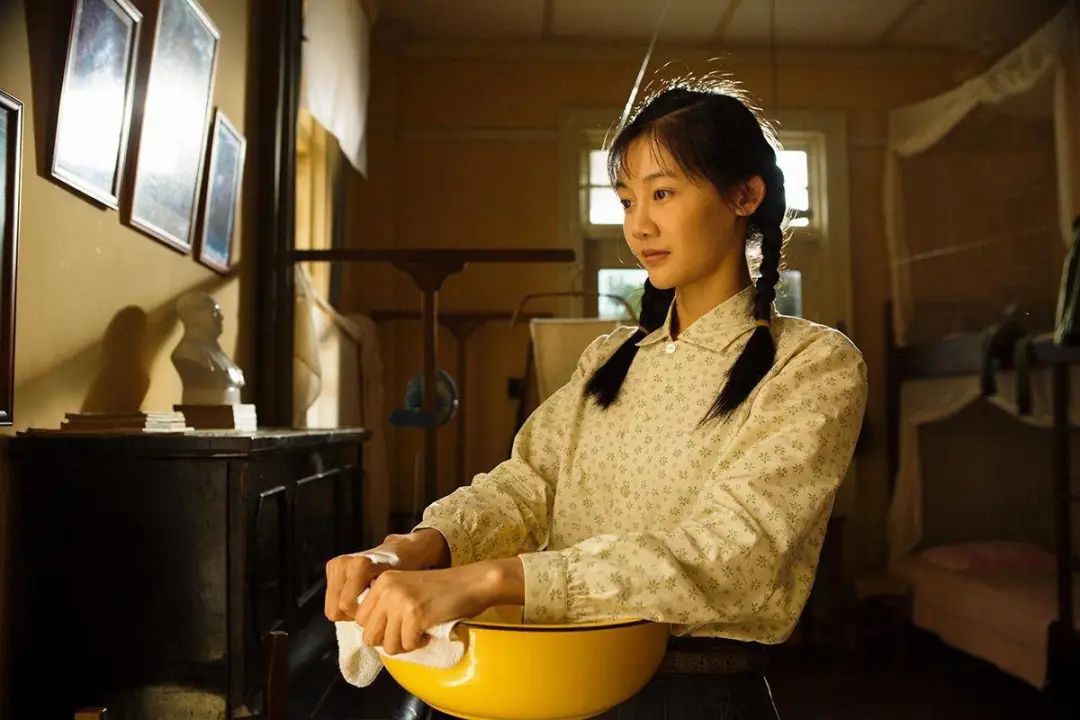郑恺苗苗领证结婚新娘穿白衬衫气质温婉化淡妆出镜美得更真实