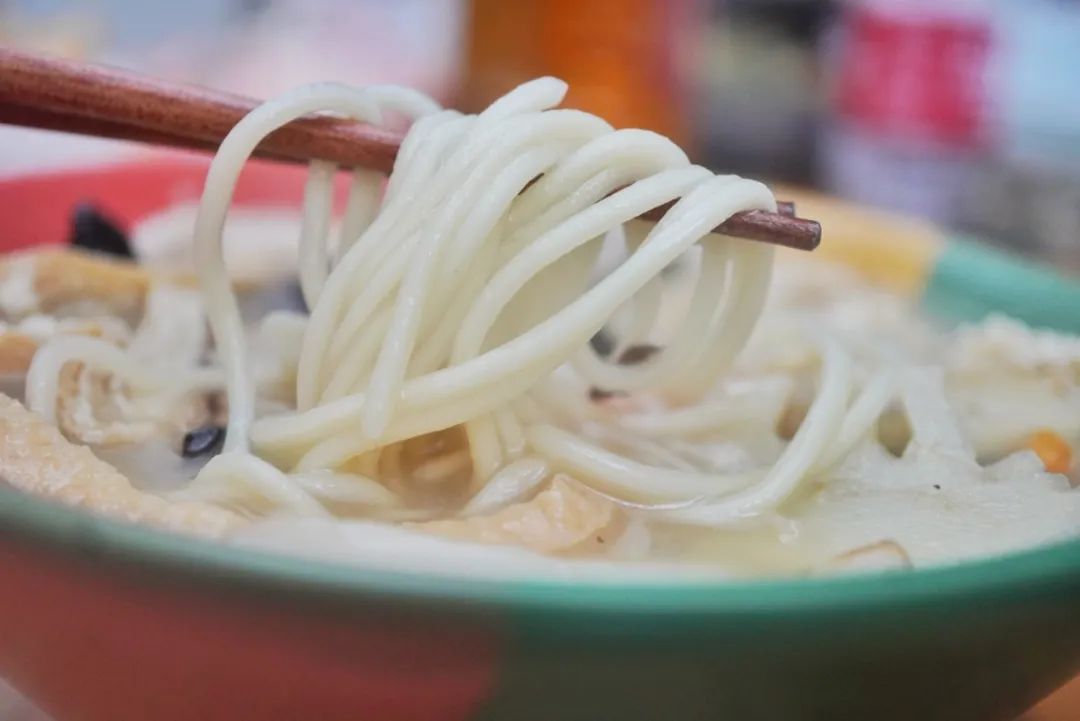 复刻红了十几年的高汤素面,只用菌菇和蔬菜