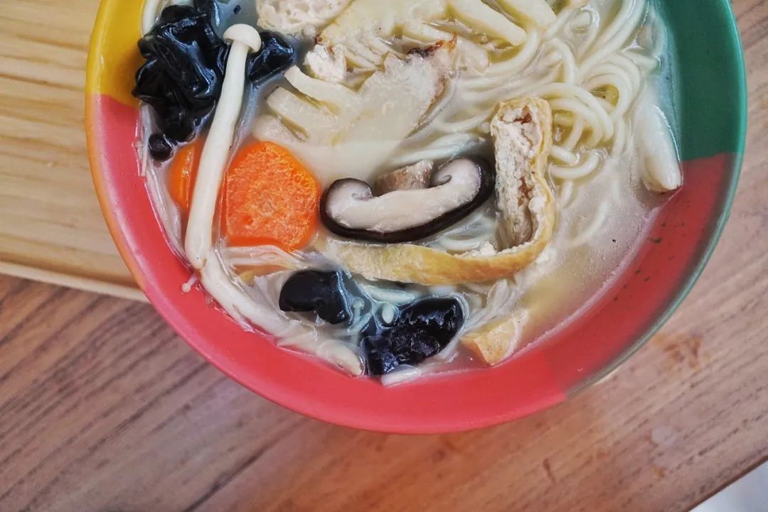 复刻红了十几年的高汤素面,只用菌菇和蔬菜