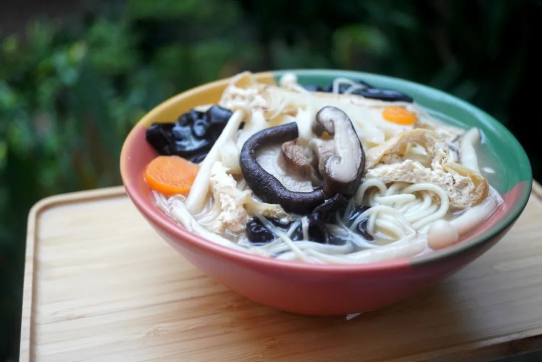 复刻红了十几年的高汤素面,只用菌菇和蔬菜