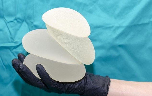 胸部太"小"而忧虑不已,于是变着法子买修身内衣,涂各种各样的丰胸精油